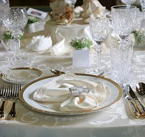 SERVICIO Y COMPORTAMIENTO EN LA MESA